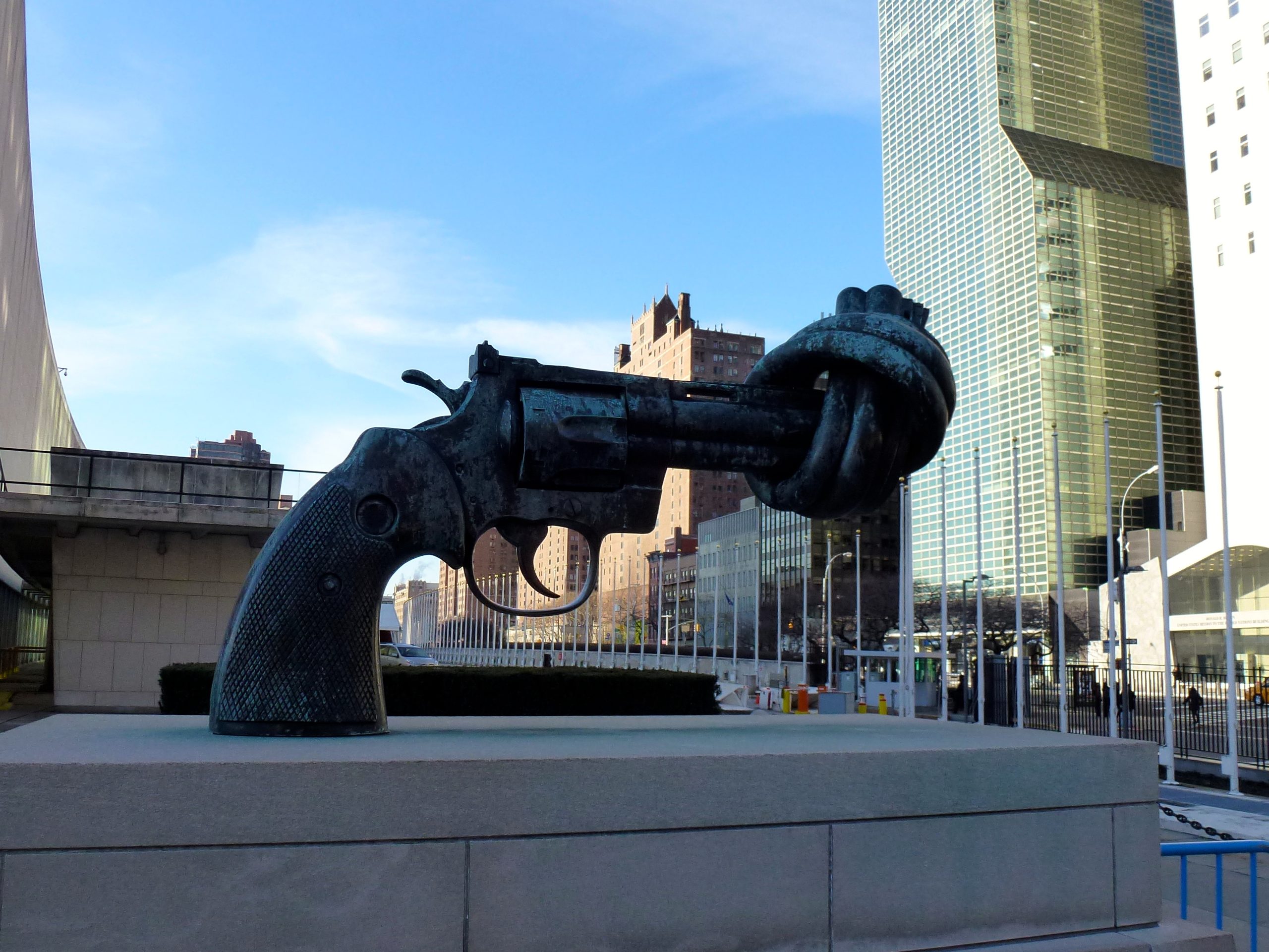 Non-Violence_sculpture_in_front_of_UN_headquarters_NY