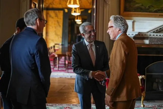 His Excellency Sheik Abdulla Bin Mohammed Al-Thani and His Grace The Duke of Richmond shake hands